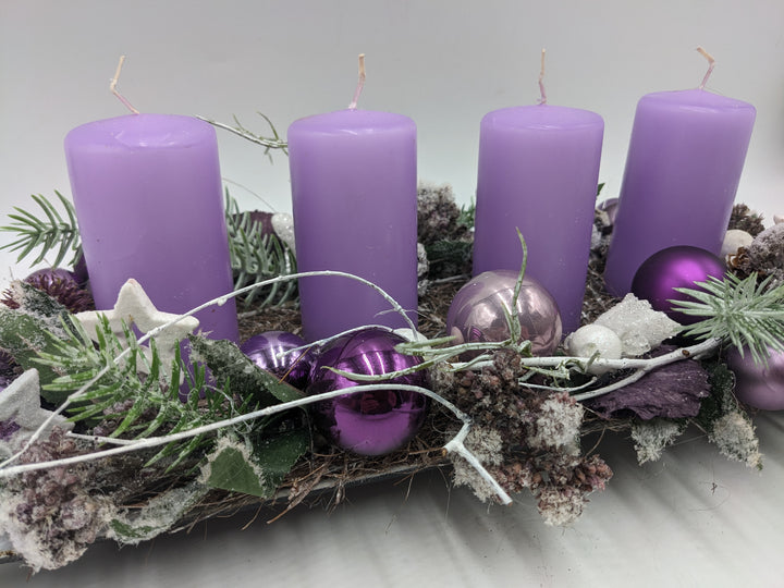 Adventsgesteck Kugel Zapfen Stern flieder