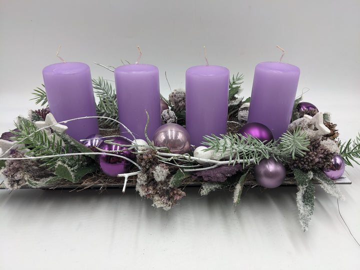Adventsgesteck Kugel Zapfen Stern flieder