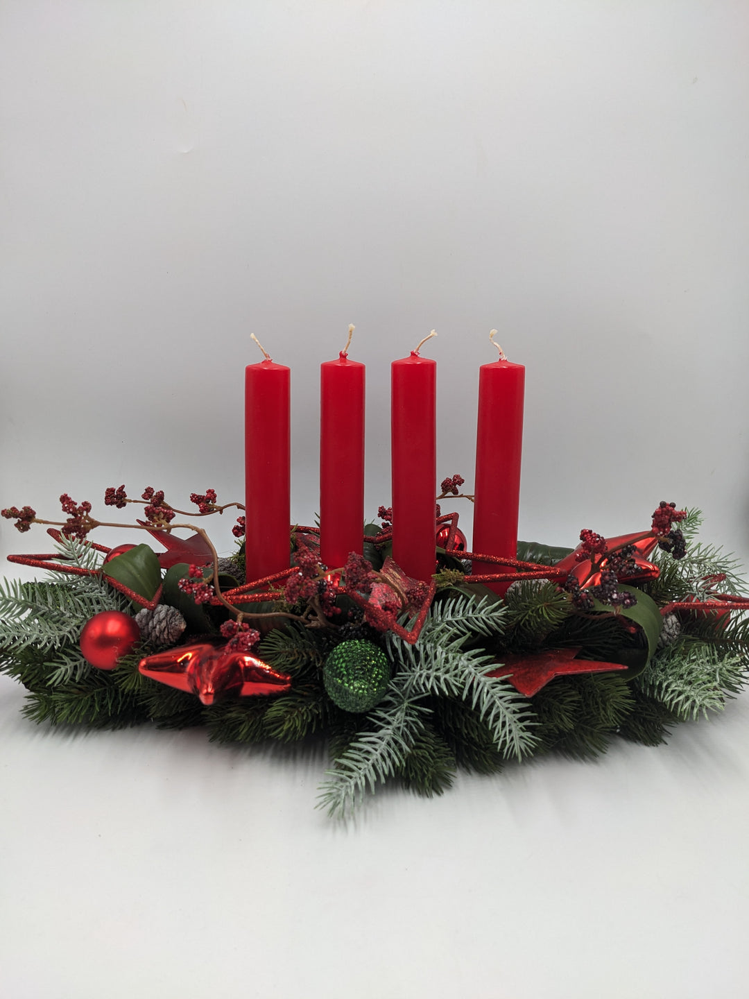 Adventsgesteck Kugel Zapfen Stern rot