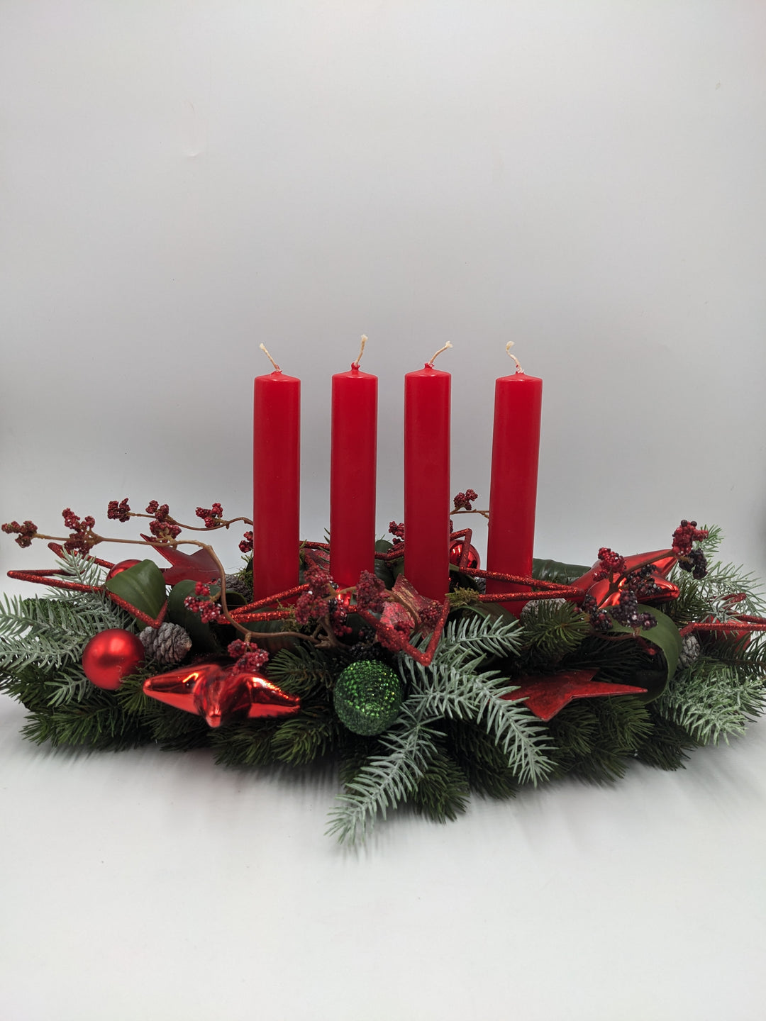 Adventsgesteck Kugel Zapfen Stern rot