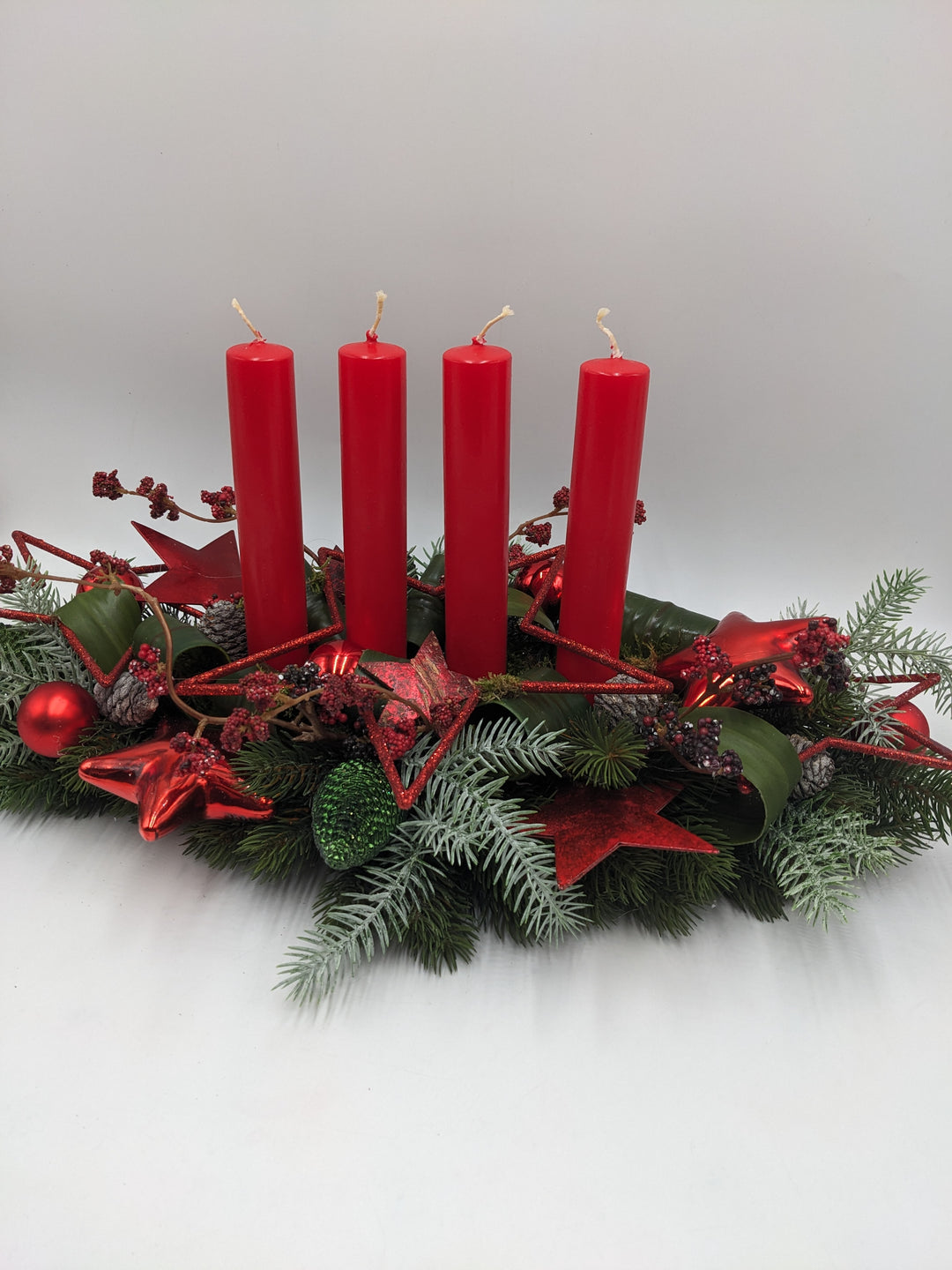 Adventsgesteck Kugel Zapfen Stern rot