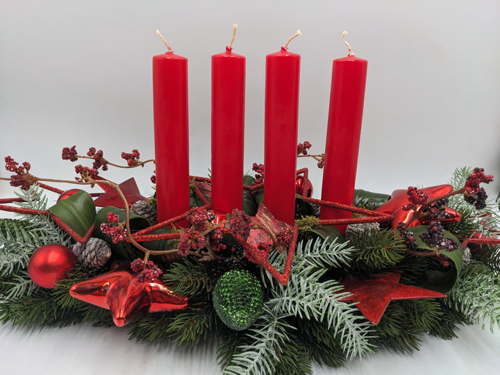 Adventsgesteck Kugel Zapfen Stern rot
