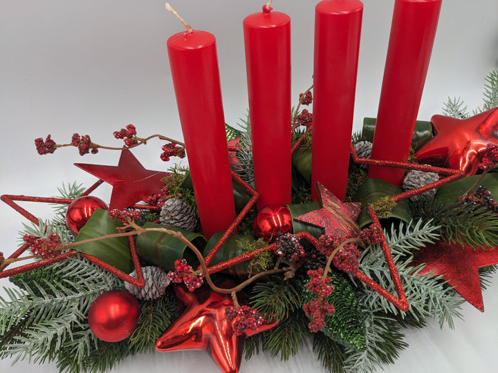 Adventsgesteck Kugel Zapfen Stern rot