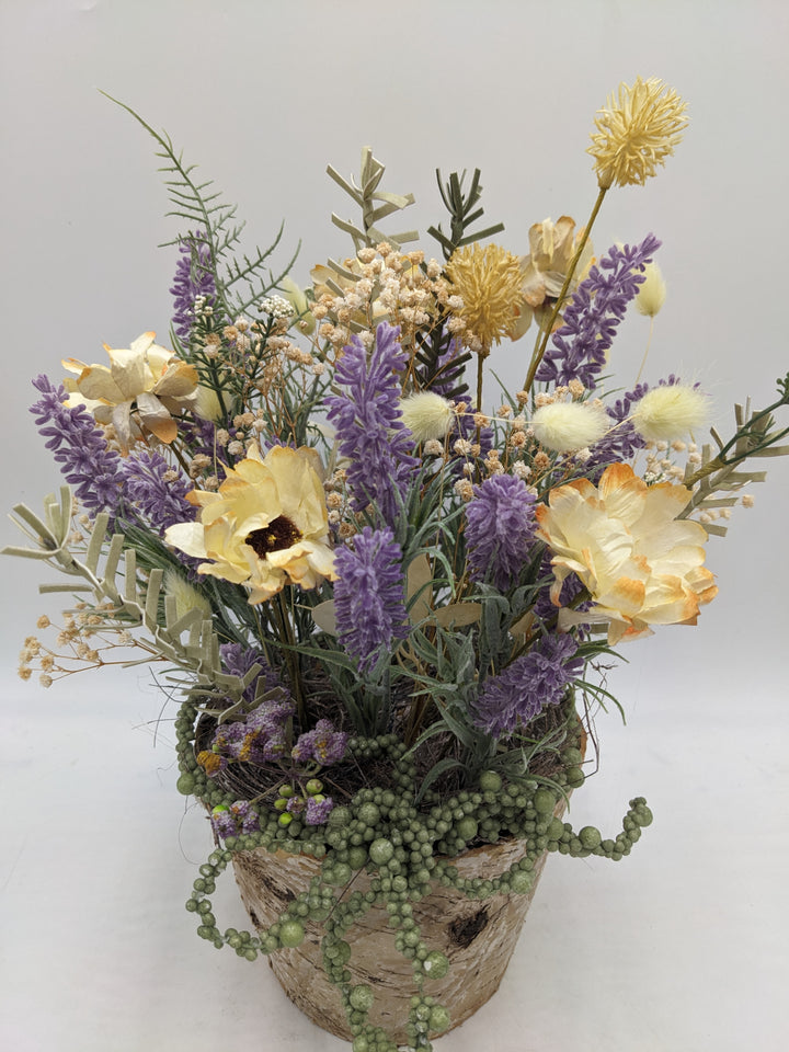 Sommergesteck Lavendel Wiesenblumen lila