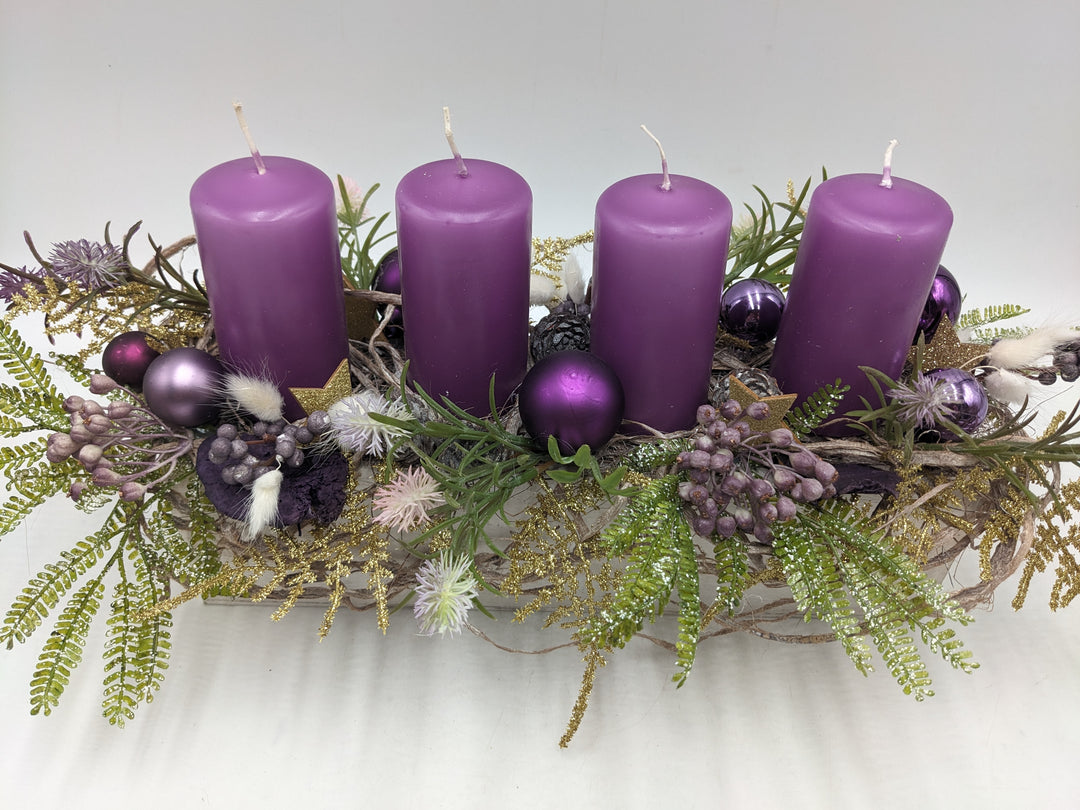 Adventsgesteck Kugel Stern Beeren lila
