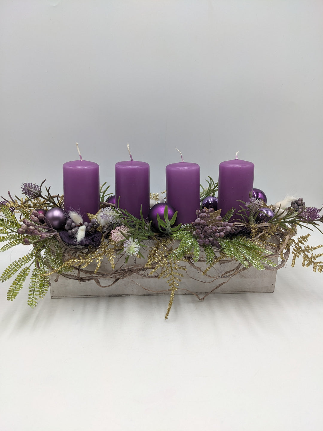 Adventsgesteck Kugel Stern Beeren lila