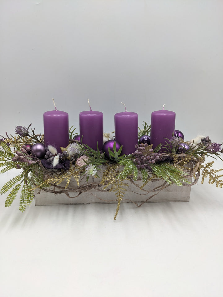 Adventsgesteck Kugel Stern Beeren lila