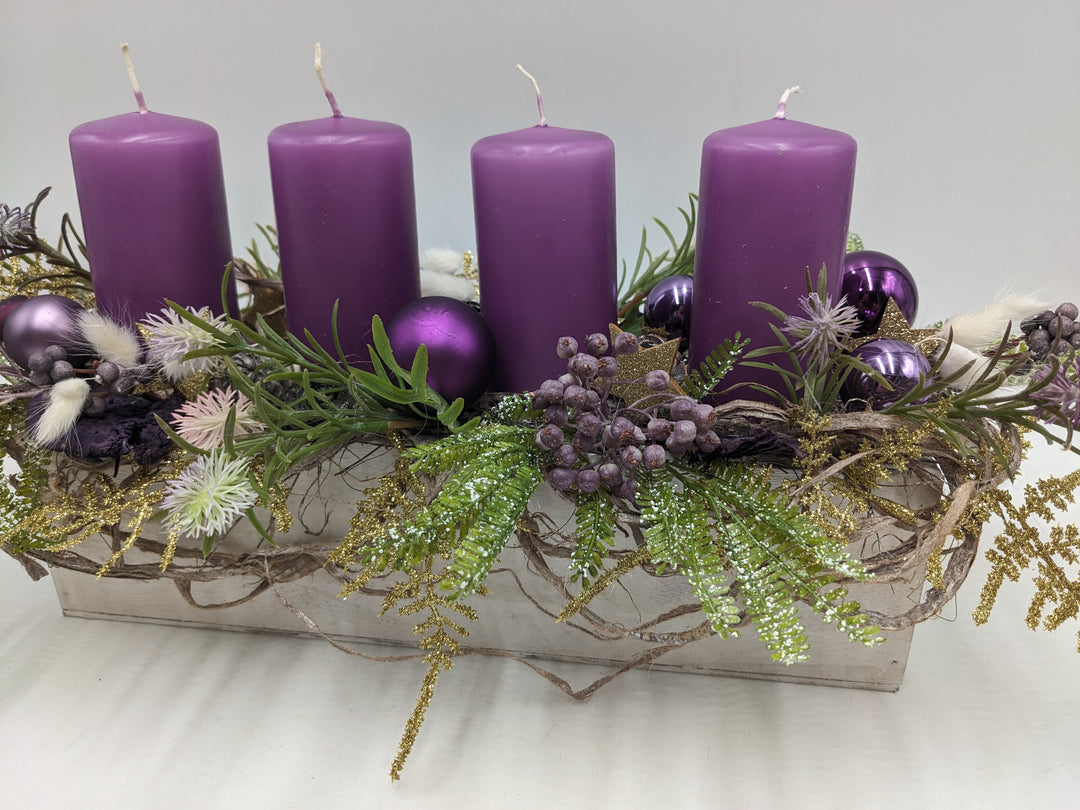 Adventsgesteck Kugel Stern Beeren lila