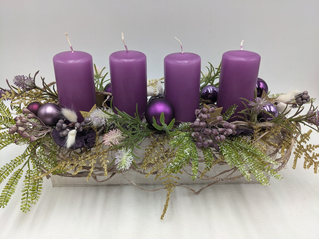 Adventsgesteck Kugel Stern Beeren lila