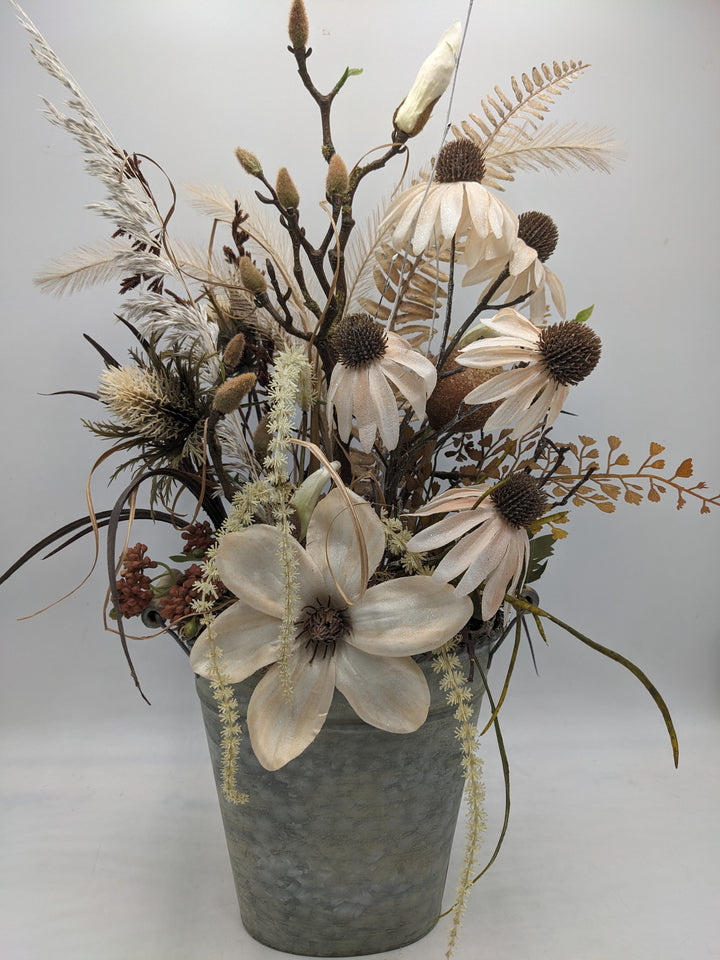 Sommergesteck Sonnenhut Magnolie creme