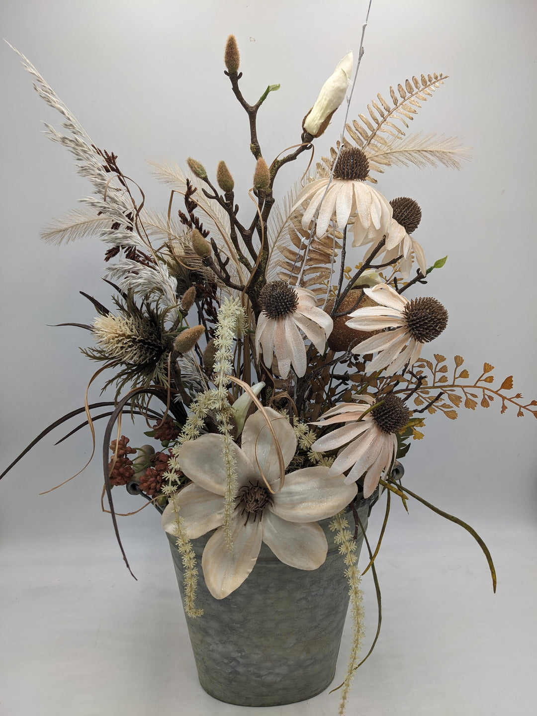 Sommergesteck Sonnenhut Magnolie creme