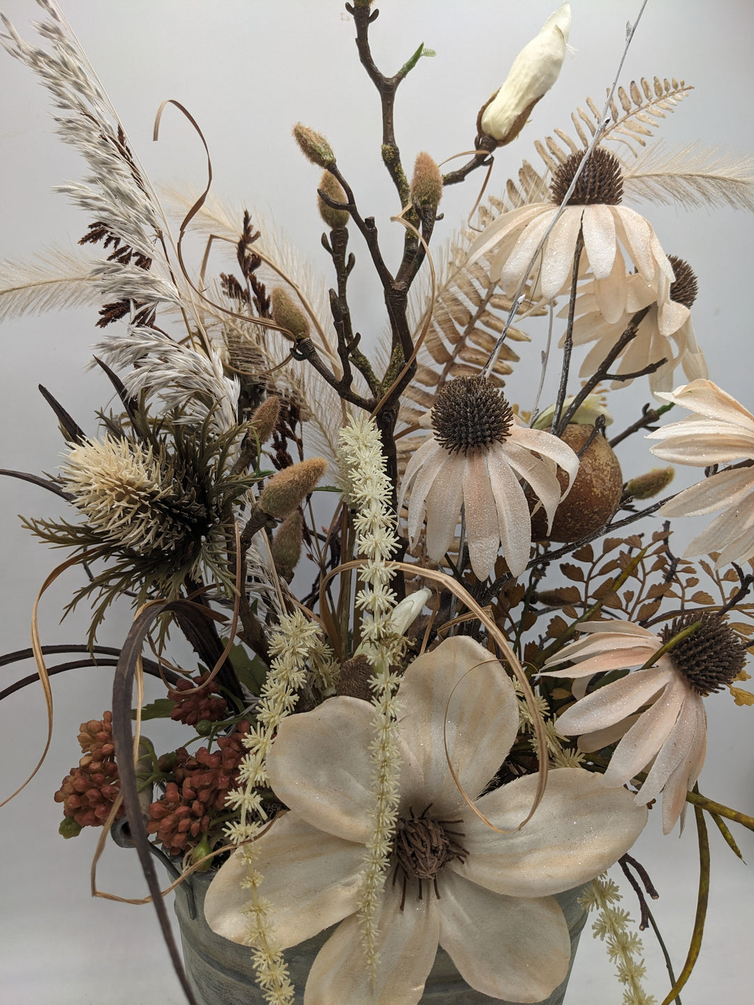 Sommergesteck Sonnenhut Magnolie creme