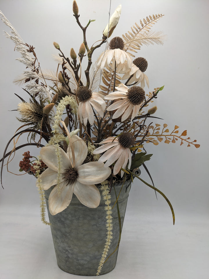 Sommergesteck Sonnenhut Magnolie creme