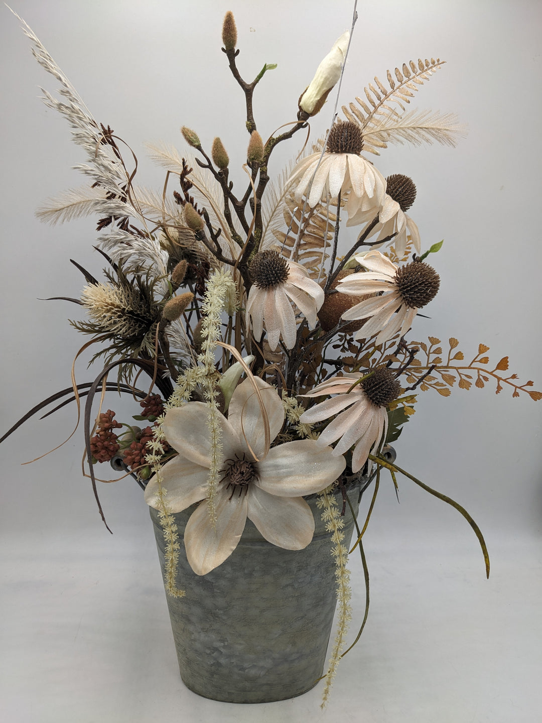 Sommergesteck Sonnenhut Magnolie creme