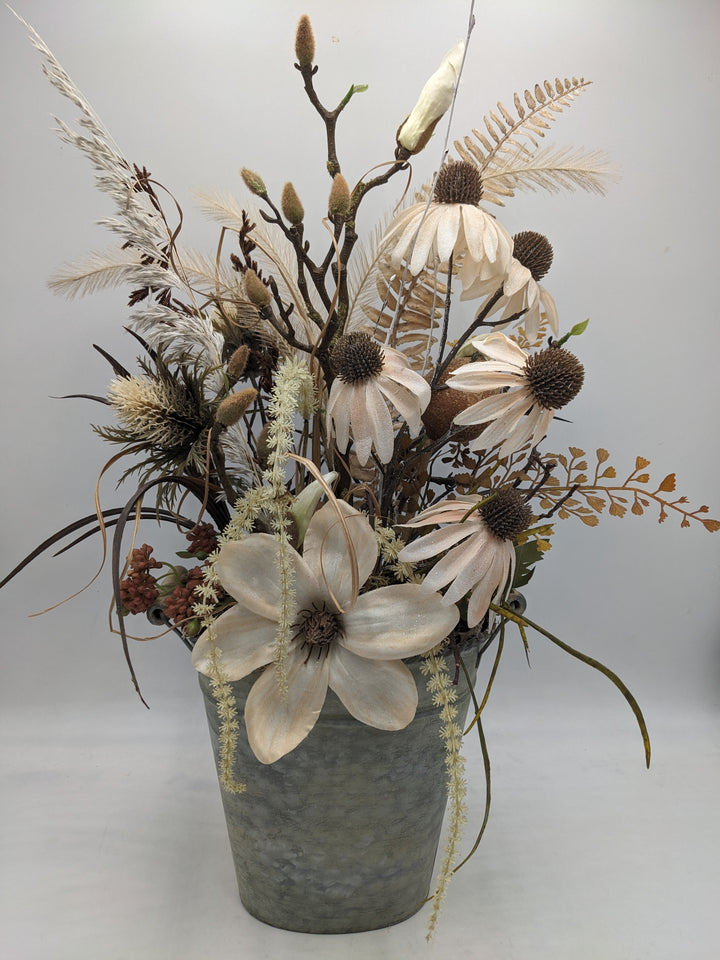 Sommergesteck Sonnenhut Magnolie creme