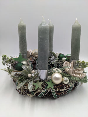 Adventskranz mit vier graugrünen Stabkerzen, cremefarbenen und grünen Kugeln, Misteln und Holzsternen