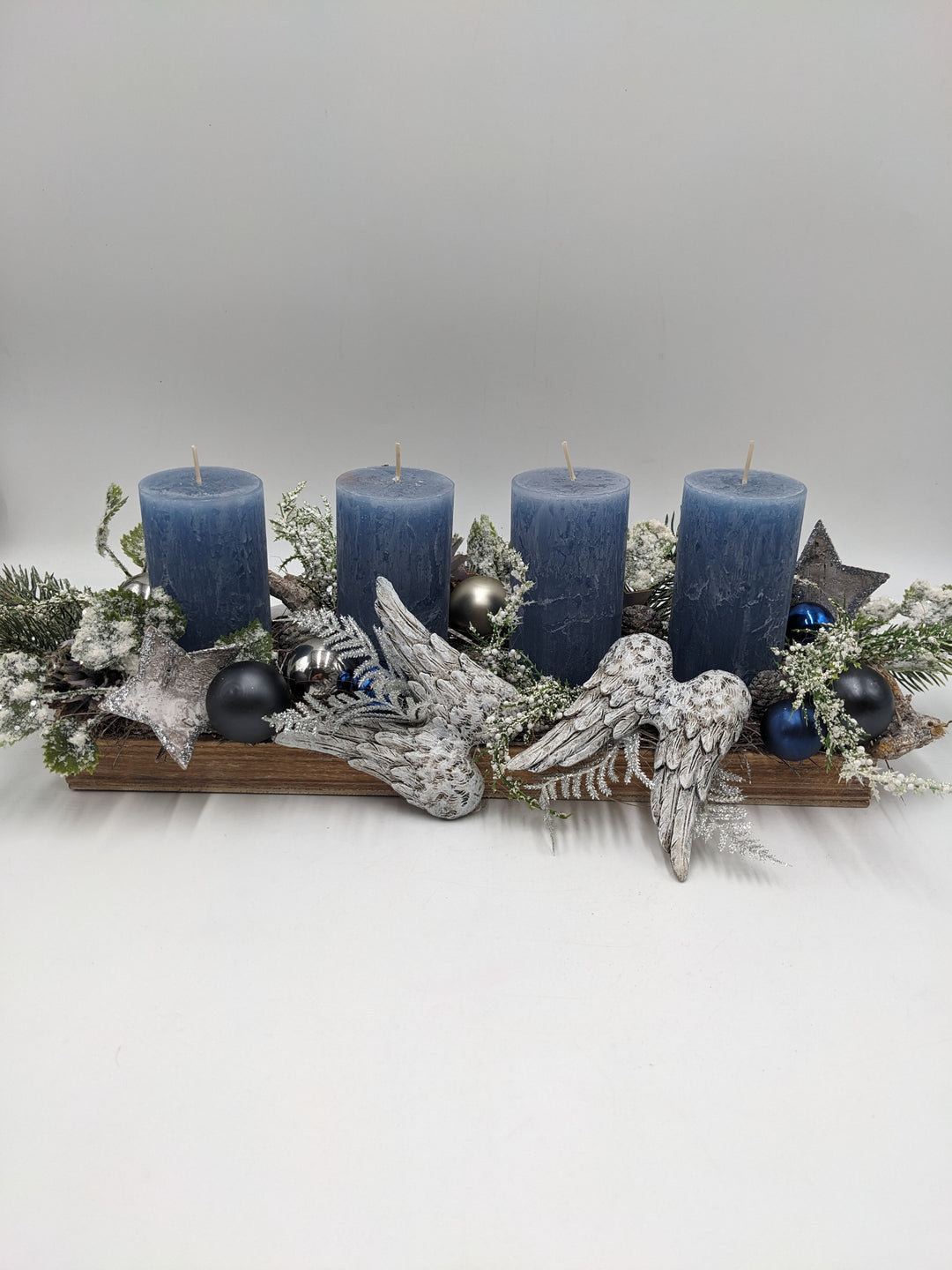 Weihnachtsgesteck Kugel Flügel Stern blau