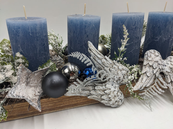 Weihnachtsgesteck Kugel Flügel Stern blau