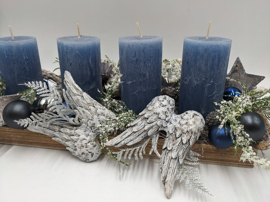 Weihnachtsgesteck Kugel Flügel Stern blau