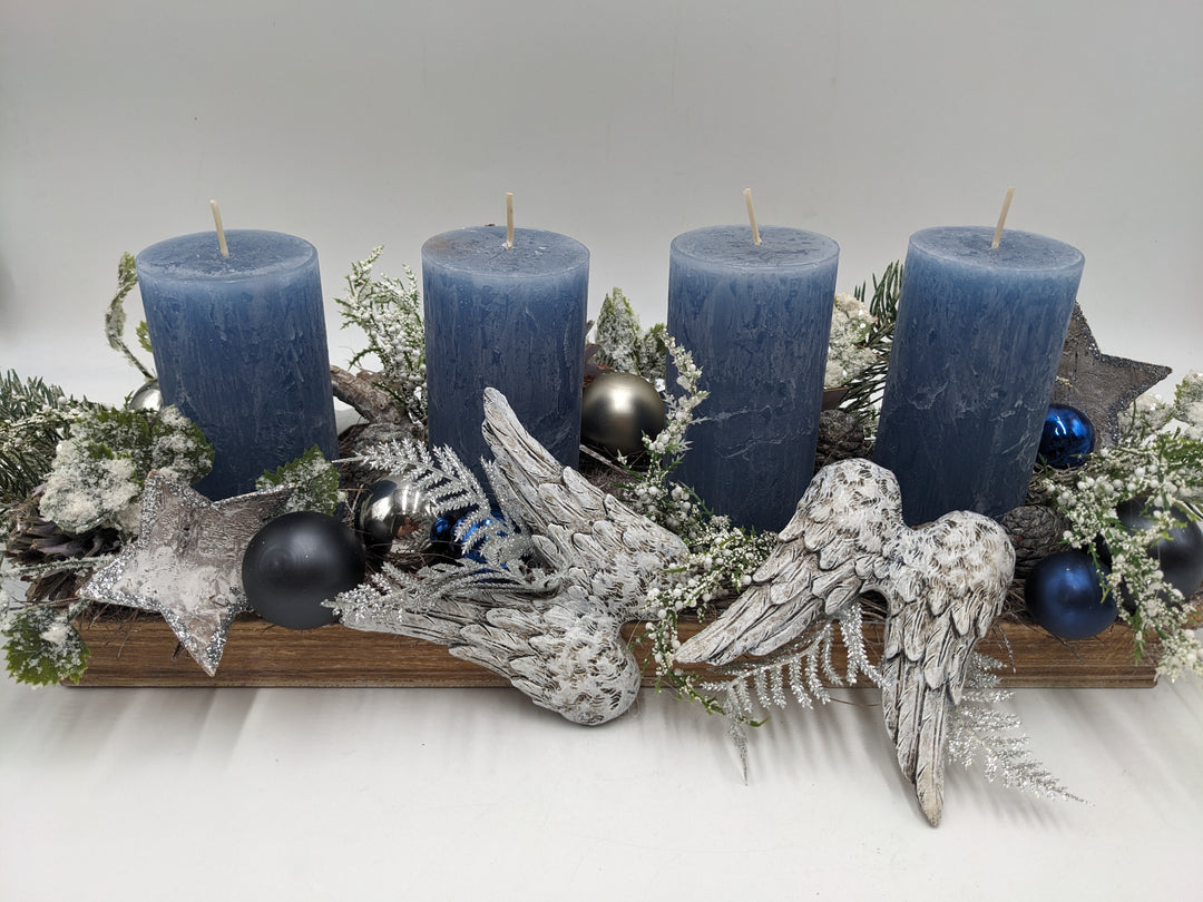 Weihnachtsgesteck Kugel Flügel Stern blau