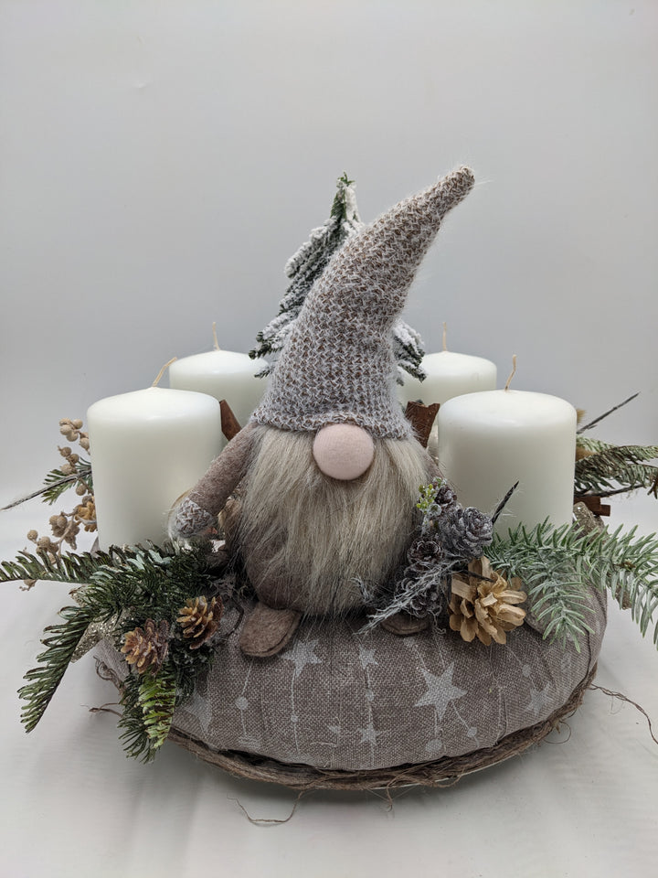 Adventskranz Zapfen Wichtel Beeren weiß