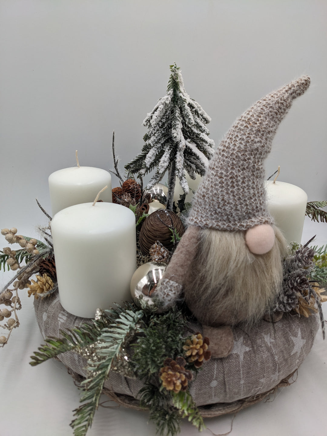 Adventskranz Zapfen Wichtel Beeren weiß