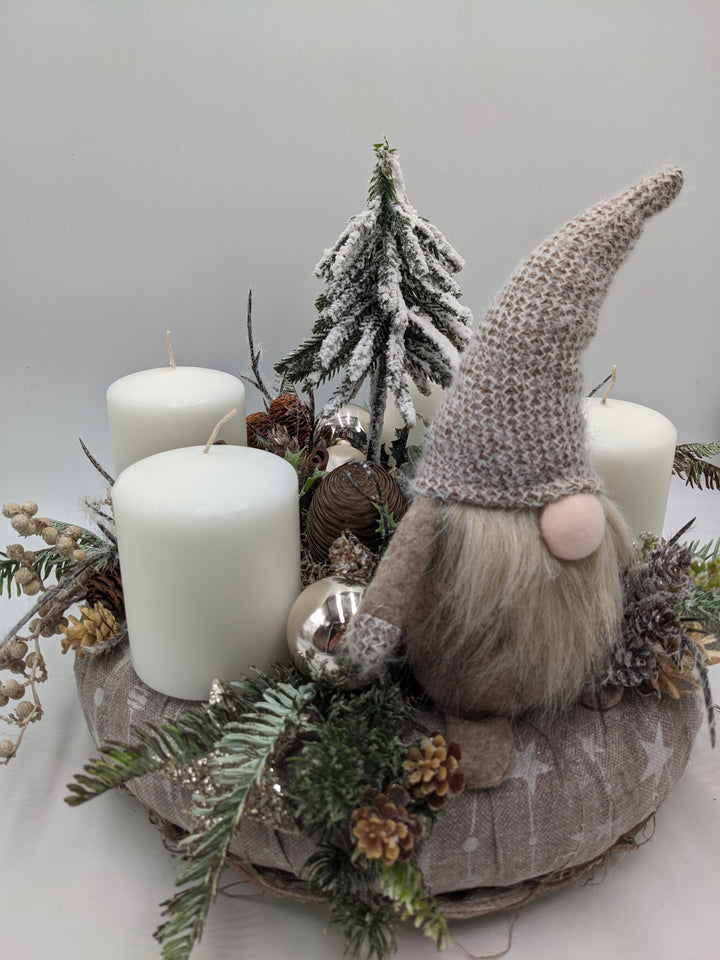 Adventskranz Zapfen Wichtel Beeren weiß