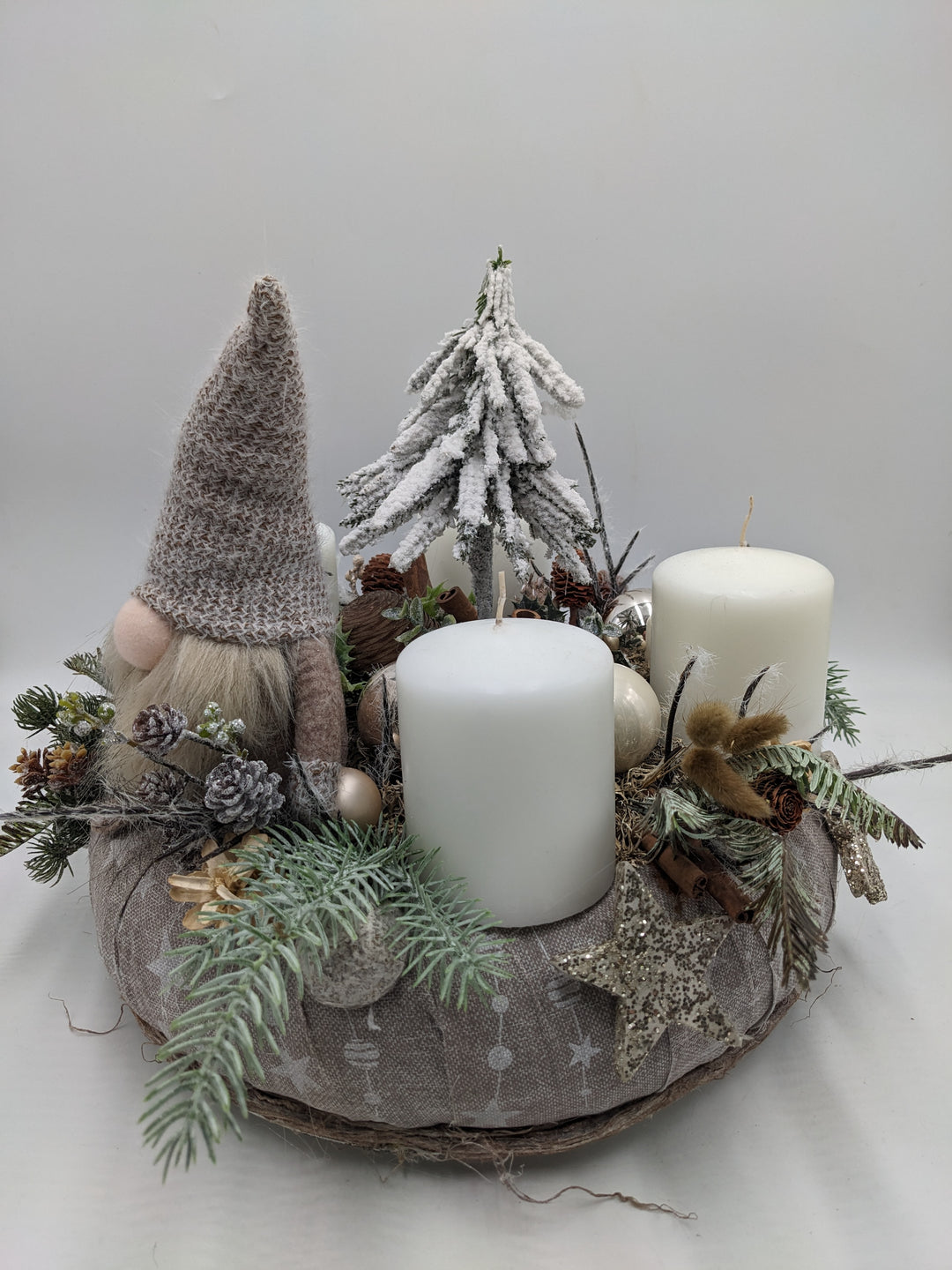 Adventskranz Zapfen Wichtel Beeren weiß