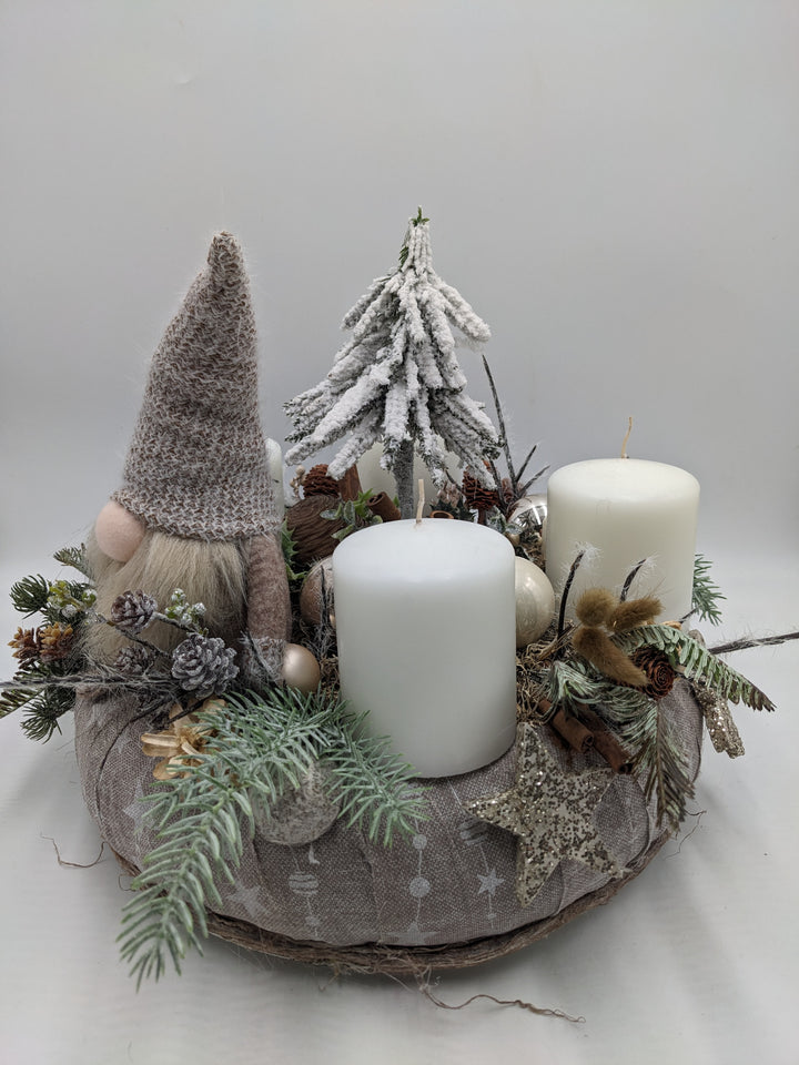 Adventskranz Zapfen Wichtel Beeren weiß
