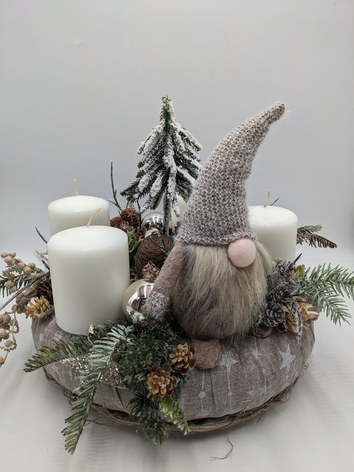Adventskranz Zapfen Wichtel Beeren weiß