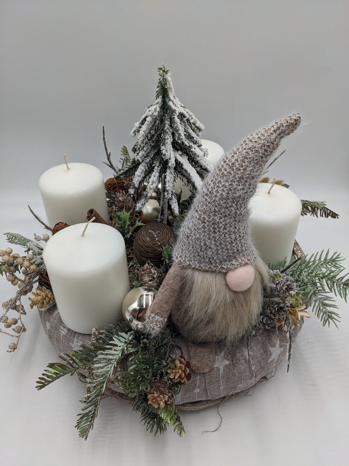 Adventskranz Zapfen Wichtel Beeren weiß