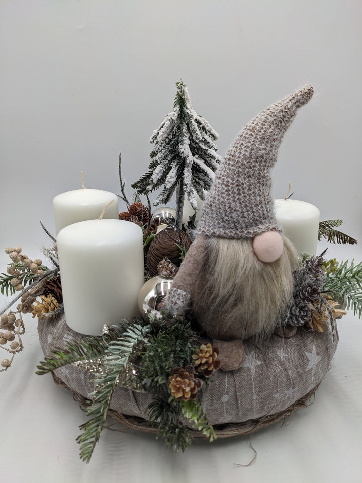 Adventskranz Zapfen Wichtel Beeren weiß