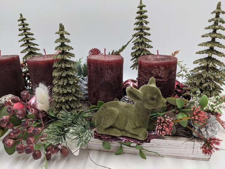 Adventsgesteck Kugel Zapfen Rehkitz dunkelrot