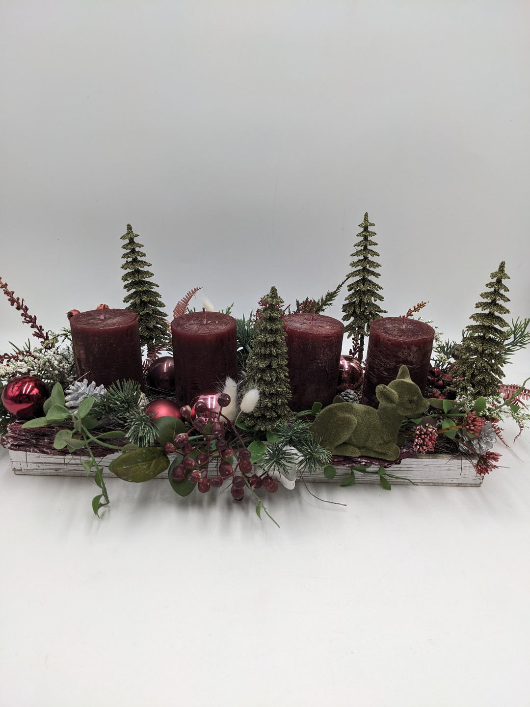 Adventsgesteck Kugel Zapfen Rehkitz dunkelrot