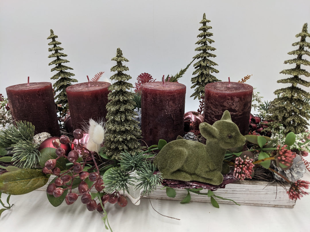 Adventsgesteck Kugel Zapfen Rehkitz dunkelrot