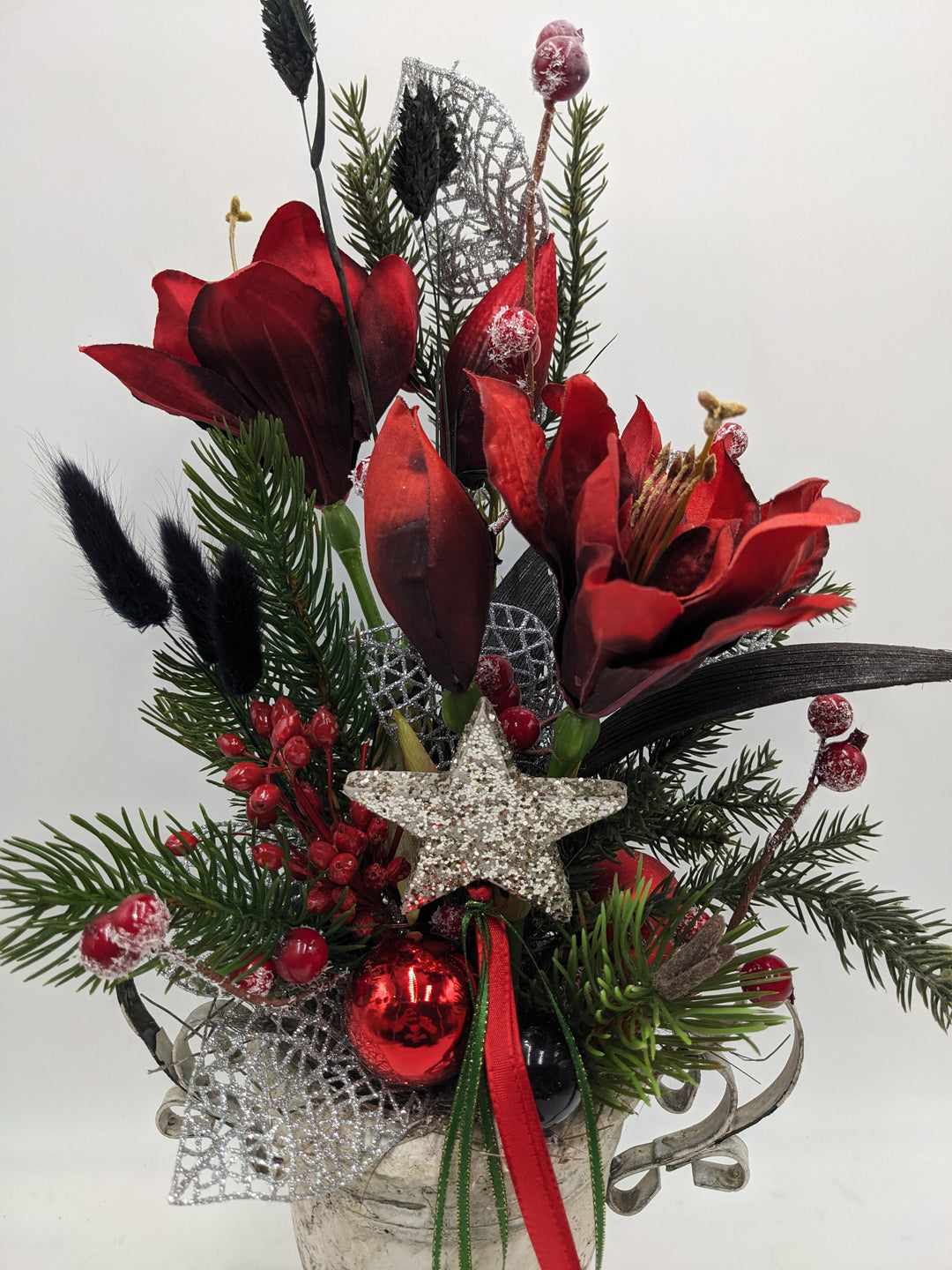 Weihnachtsgesteck Kugel Stern Amaryllis rot