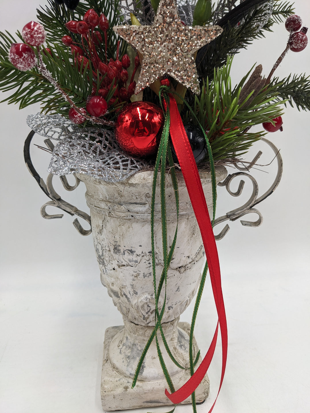 Weihnachtsgesteck Kugel Stern Amaryllis rot