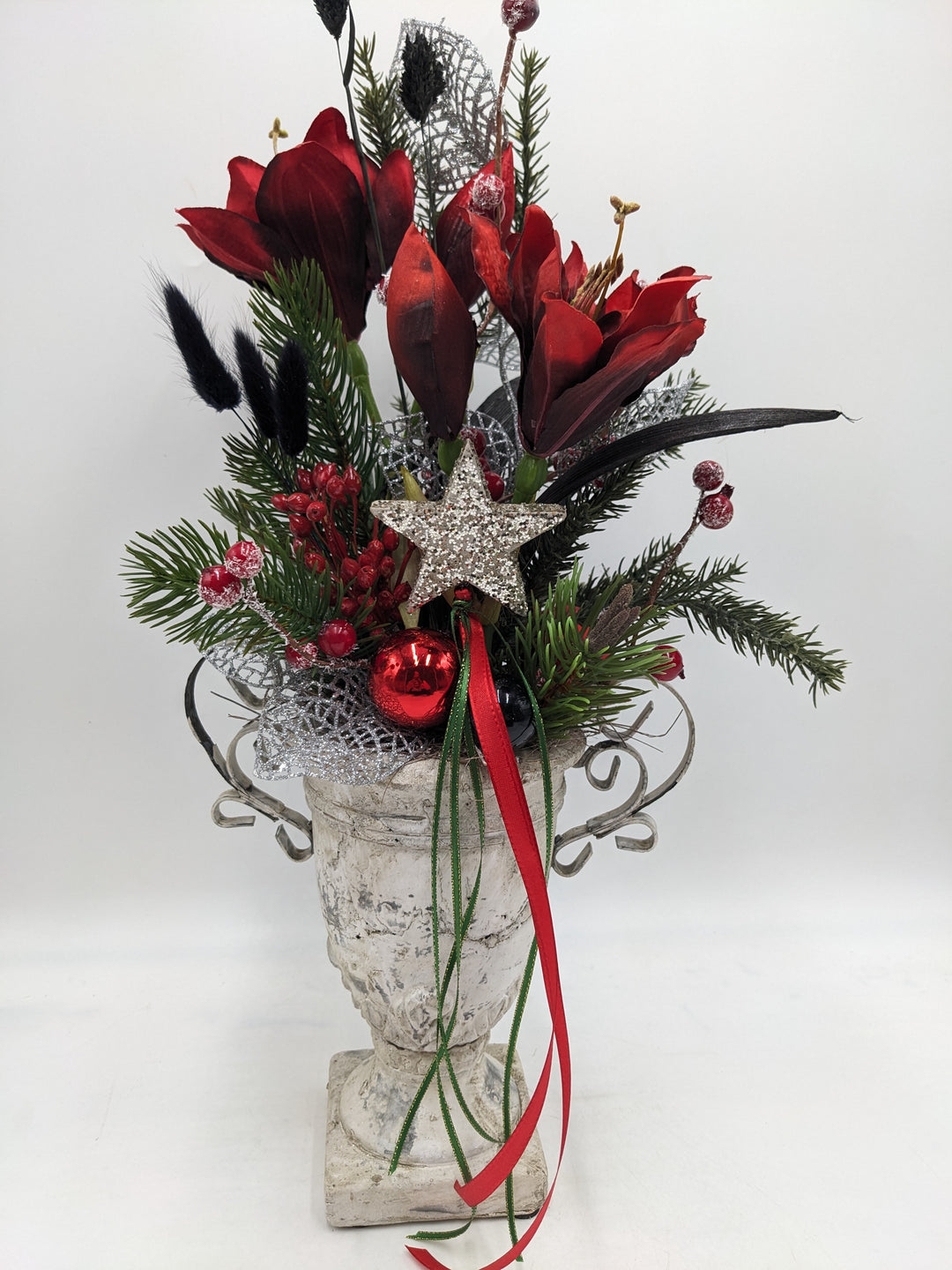 Weihnachtsgesteck Kugel Stern Amaryllis rot