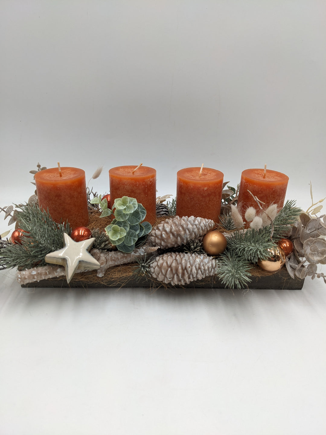 Adventsgesteck Kugel Zapfen Eukalypthus orange