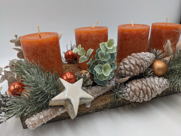 Adventsgesteck Kugel Zapfen Eukalypthus orange