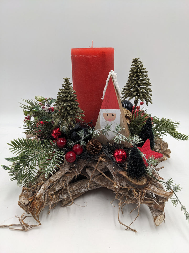 Weihnachtsgesteck Kugel Weihnachtsmann Beeren rot
