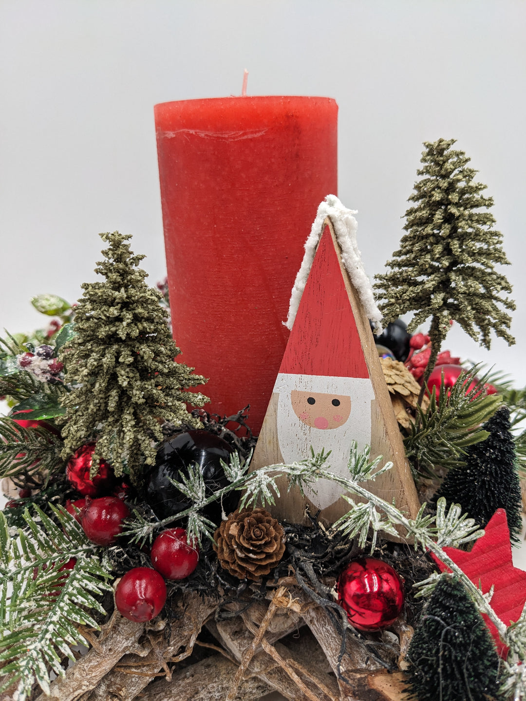 Weihnachtsgesteck Kugel Weihnachtsmann Beeren rot