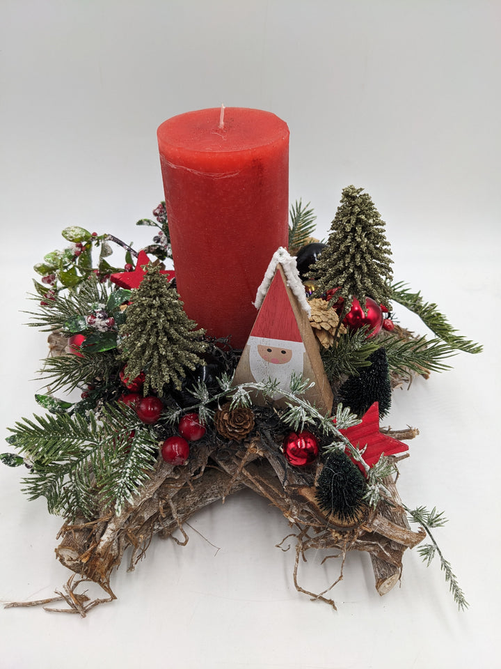 Weihnachtsgesteck Kugel Weihnachtsmann Beeren rot