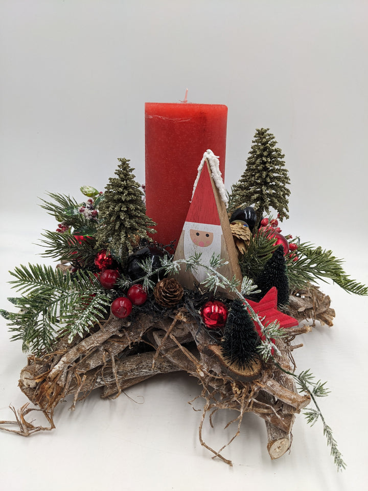 Weihnachtsgesteck Kugel Weihnachtsmann Beeren rot