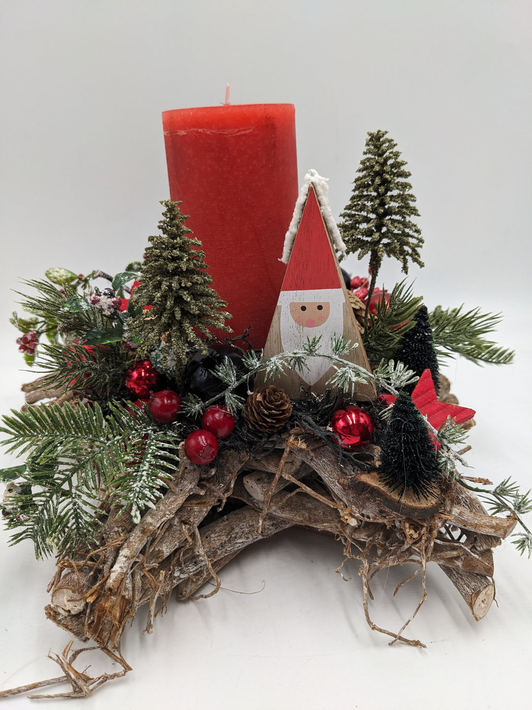 Weihnachtsgesteck Kugel Weihnachtsmann Beeren rot