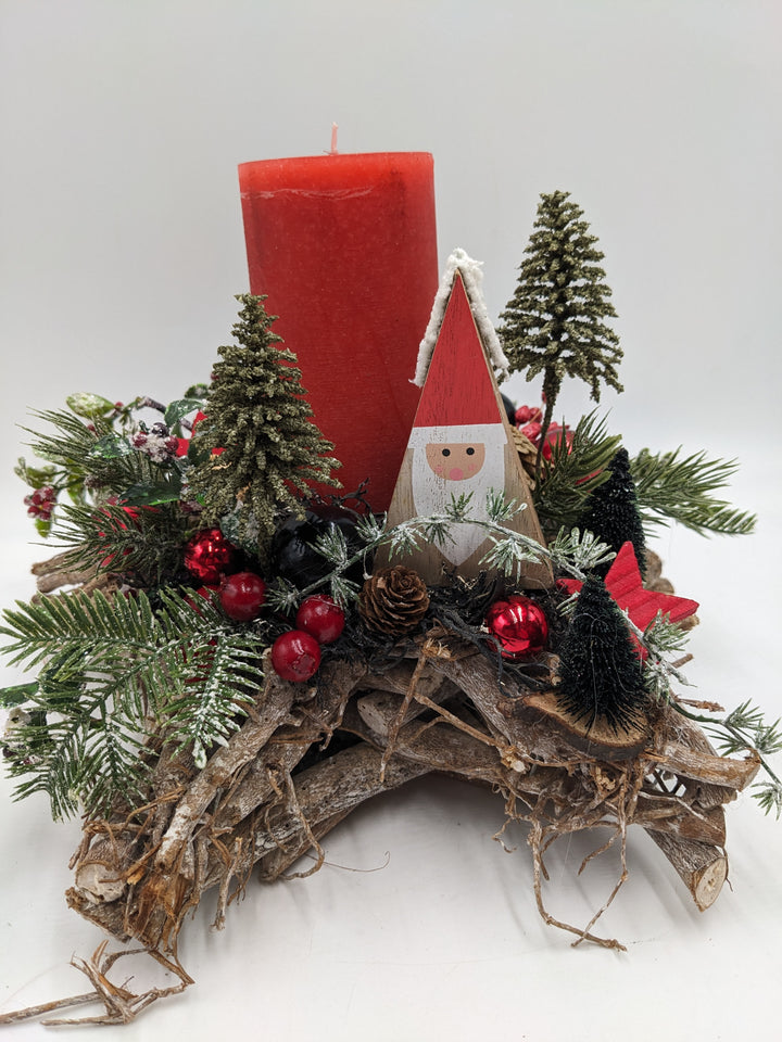 Weihnachtsgesteck Kugel Weihnachtsmann Beeren rot