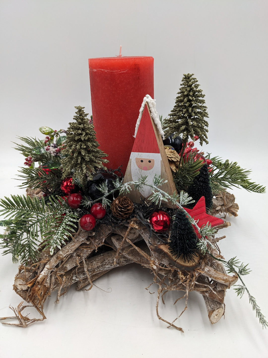 Weihnachtsgesteck Kugel Weihnachtsmann Beeren rot