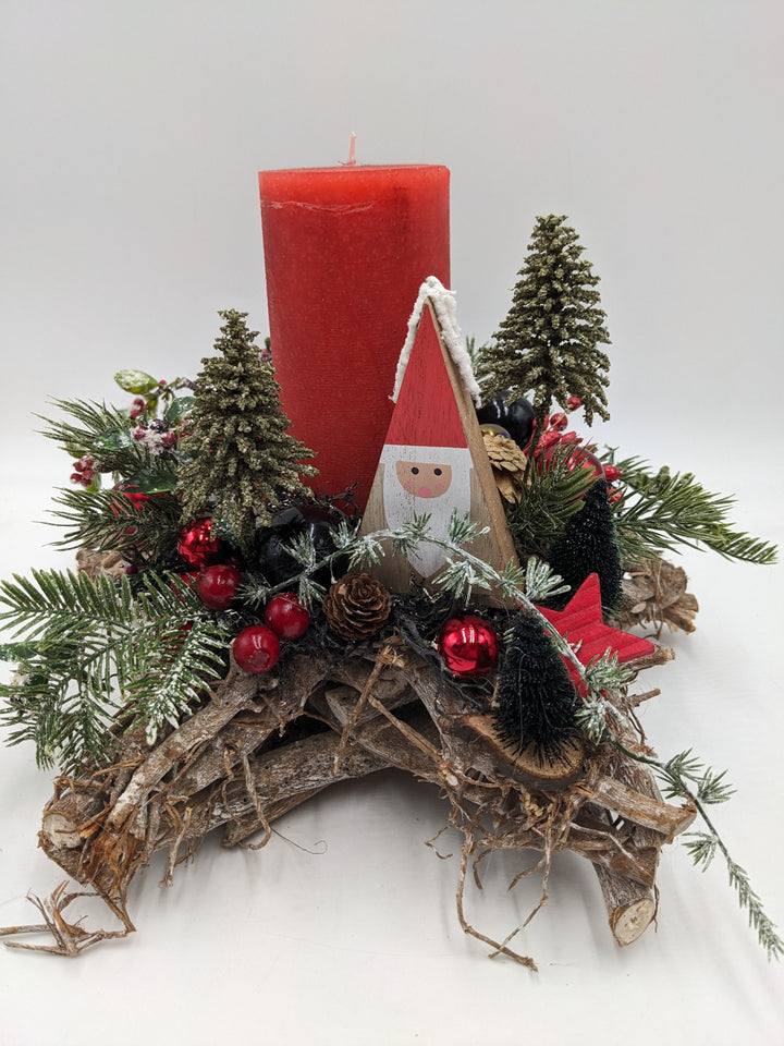 Weihnachtsgesteck Kugel Weihnachtsmann Beeren rot