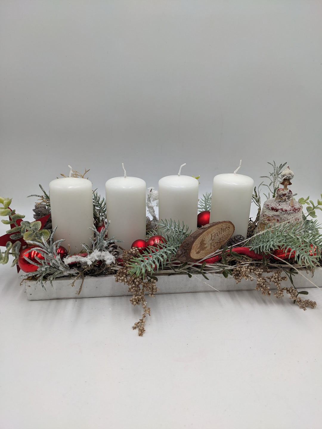 Adventsgesteck Frohes Fest Kugel Glocke weiß