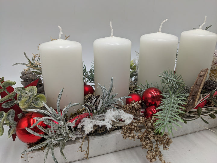 Adventsgesteck Frohes Fest Kugel Glocke weiß
